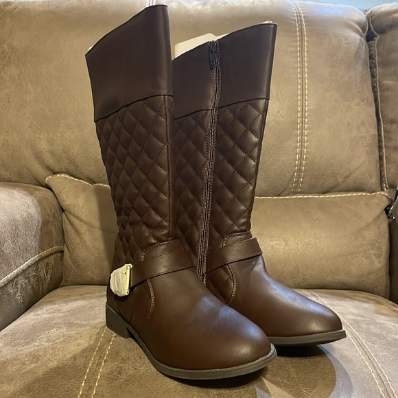 New with tags girls quilted riding boots. Girls size 5. - Picture 2 of 6